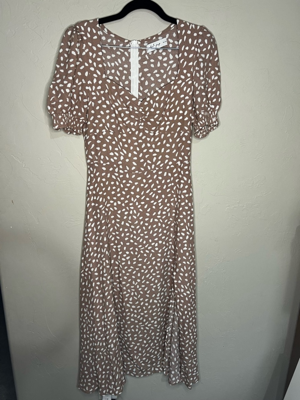 Petal & Pup Franklin Puff Sleeve Side Slit Taupe Sweatheart Neckline Midi Dress - Picture 4 of 13